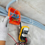 Elektryk z Eldaro pracuje przy kablach